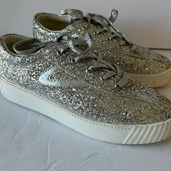 Tretorn glitter sneaker size 5
Runs big
Silver glitter
Lace up - Picture 3 of 10